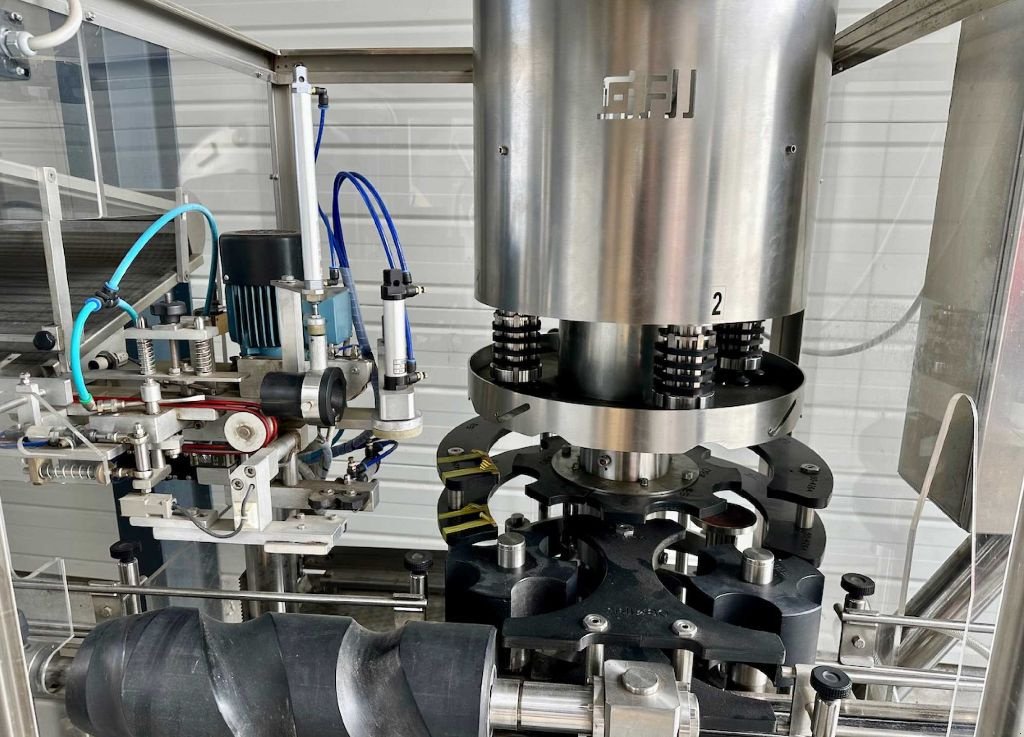 Traubenpresse tipa GAI | Sertisseuse capsuleuse - 3000 Bt/h, Gebrauchtmaschine u Monteux (Slika 2)